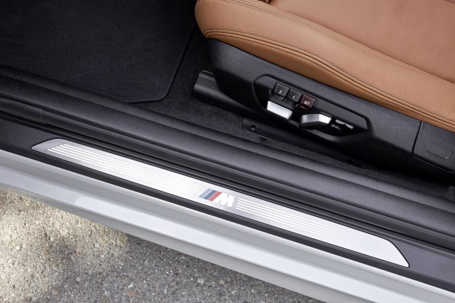 Детали интерьера BMW 220d Convertible M Sport Package 2016 года  (WW) (фото 50 из 65)
